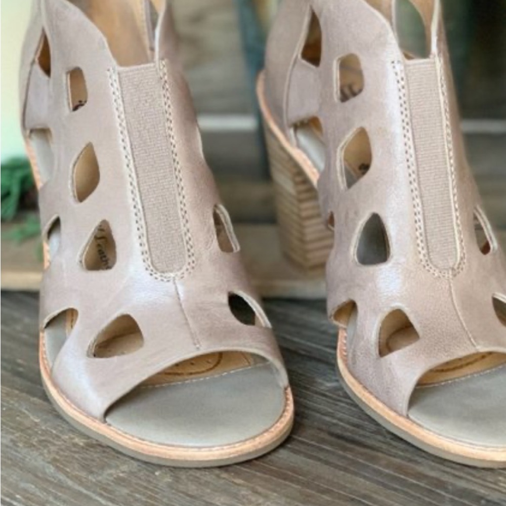 ✅Soft Tan Sandals with Perforated Design, never worn!! Size 9